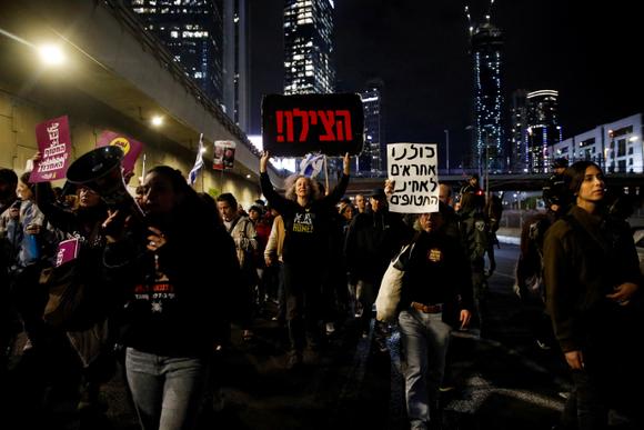 Des manifestants bloquent la route Ayalon à Tel-Aviv, pour exiger la libération des otages, lundi 10 février 2025.