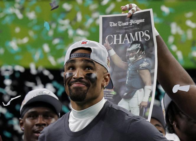 Le quarterback des Eagles, Jalen Hurts, célèbre la victoire de son équipe lors du Super Bowl 2025, au Caesars Superdome de La Nouvelle-Orléans (Louisiane), le 9 février 2025.