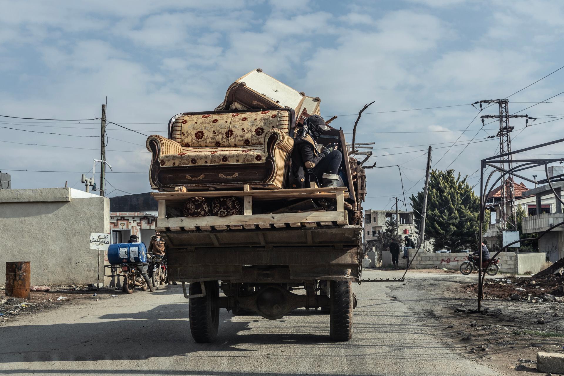 A la sortie des villages, repris aux membres du Hezbollah, des dizaines de véhicules chargés de mobilier pris dans les maisons abandonnées roulent vers Qoussair, en Syrie. Le 9 février 2025.