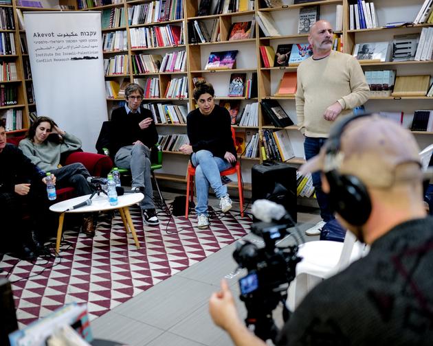 Neta Shoshani, réalisatrice israélienne, autrice de « 1948 : Remember, Remember Not » (au centre), ainsi que Noam Sheizaf, cofondateur du magazine « +972 » (à sa droite), lors d’une conférence organisée par l’institut Akevot autour de la censure exercée par le gouvernement israélien dans une librairie de Tel-Aviv, en Israël, le 6 février 2025.