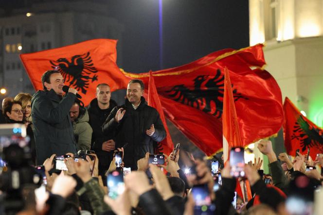 Le premier ministre sortant du Kosovo, Albin Kurti, proclame la victoire de son parti, VV, au soir des élections législatives, malgré l’absence de résultats officiels, à Pristina, le 10 février 2023