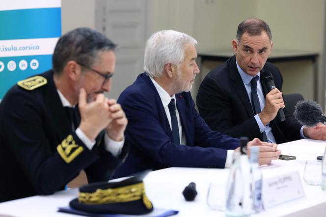 François Rebsamen, ministre de l’aménagement et du territoire, entouré du préfet de Corse-du-Sud, Jérôme Filippini, et du président du conseil exécutif de Corse, Gilles Simeoni, à Ajaccio, le 10 février 2025.