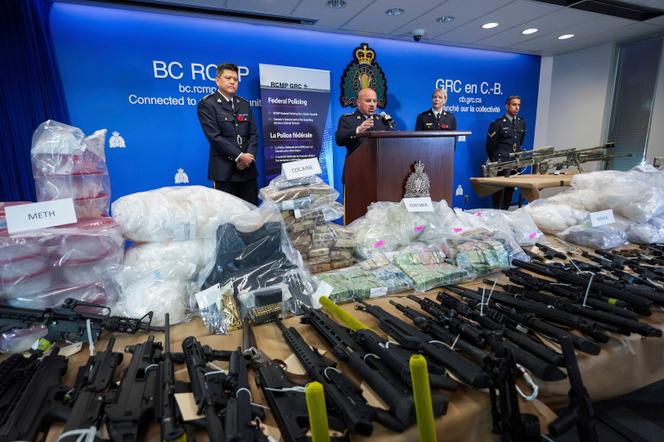 Des armes à feu et des drogues illicites saisies, dont du fentanyl, montrées lors d’une conférence de presse au quartier général de la police montée, à Surrey, en Colombie-Britannique, le 31 octobre 2024.