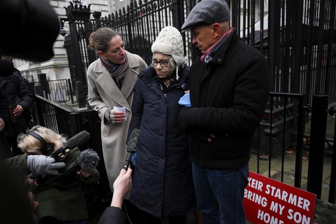 Laila Soueif, mãe do oponente egípcio, aprisionou Alaa Abd El-Fattah, em frente à 10 Downing Street, em Londres, em 10 de fevereiro de 2025.