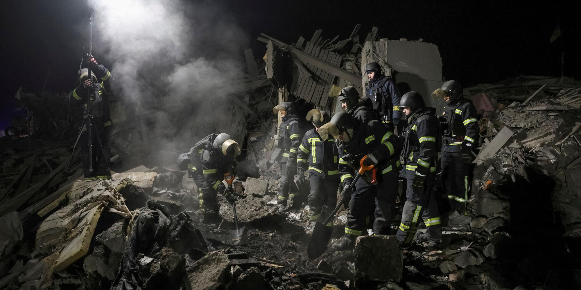 Les pompiers interviennent après une attaque de missile russe, dans la ville de Kramatorsk, dans l’oblast de Donetsk, le 10 février 2025.