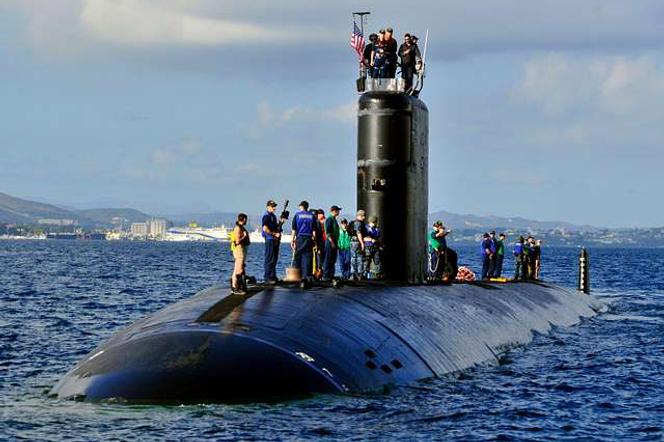 Le sous-marin d’attaque rapide USS « Alexandria », lors d’une opération de contrôle et maintenance en novembre 2012.