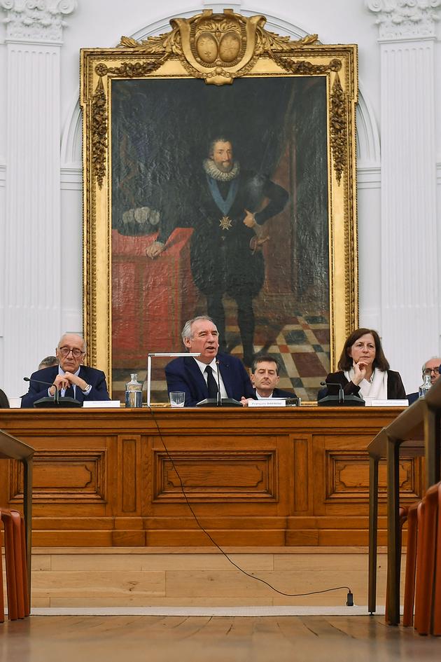 François Bayrou au cours du conseil municipal, à Pau, le 16 décembre 2024. Derrière le maire, un portrait du roi Henri IV.