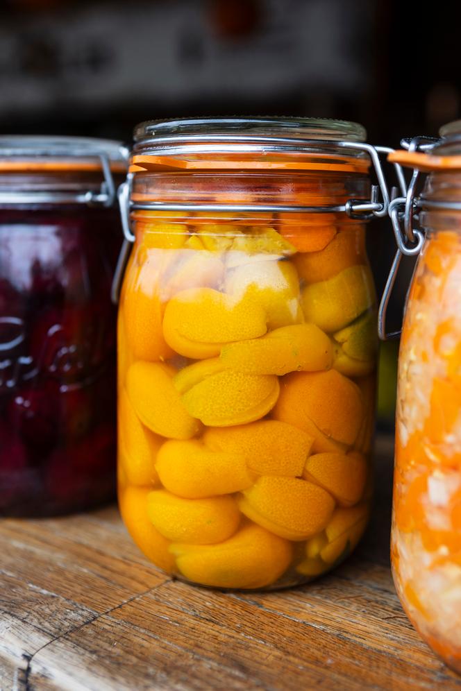 Des bocaux de kumquats, de betteraves et de curtido (mélange de chou, carotte et oignon) réalisés lors des ateliers de fermentation de l’école La Source. A Pantin (Seine-Saint-Denis), le 22 janvier 2025.