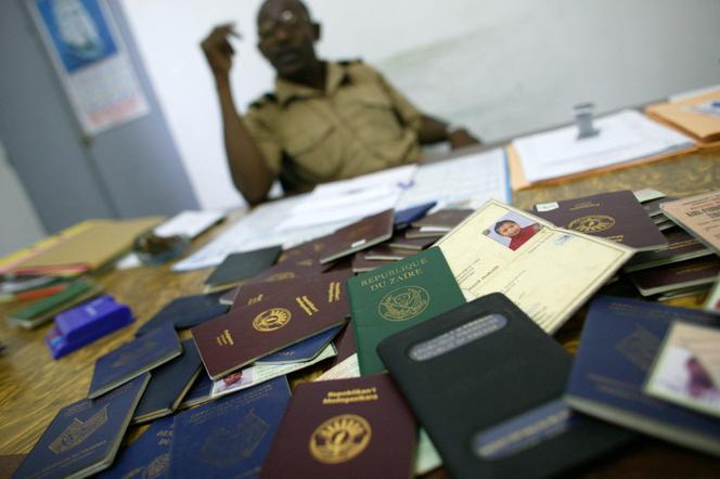 Des passeports confisqués au service de l’immigration de Moutsamoudou, aux Comores, en octobre 2005.