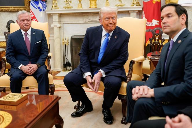 Le roi Abdallah II de Jordanie, le président américain Donald Trump et le secrétaire d’Etat Marco Rubio, dans le bureau Ovale de la Maison Blanche, le 11 février 2025.