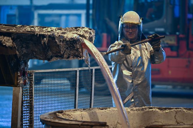 Contrôle d’échantillons d’aluminium en fusion, à l’usine de recyclage et de production d’aluminium Constellium, à Biesheim (Haut-Rhin), le 5 décembre 2022.