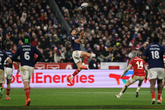 Le demi d’ouverture Romain Ntamack, lors du match du Tournoi des six nations face au Pays de Galles, le 31 janvier 2025, au Stade de France, à Saint-Denis (Seine-Saint-Denis).