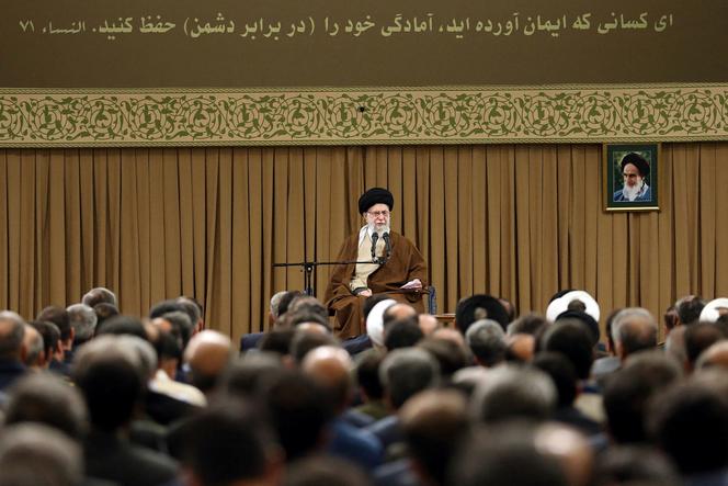 Le Guide suprême iranien, l’ayatollah Ali Khamenei, lors d’une réunion avec des experts de l’industrie de défense à Téhéran, le 12 février 2025.
