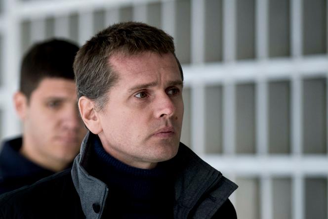 Un policier escorte Alexander Vinnik, à Athènes, le 6 décembre 2017. 