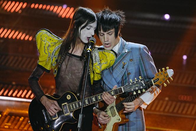 Lucio Corsi (à gauche) avec le guitariste Tommaso Ottomano, au Festival de la chanson italienne de Sanremo, le 11 février 2025.