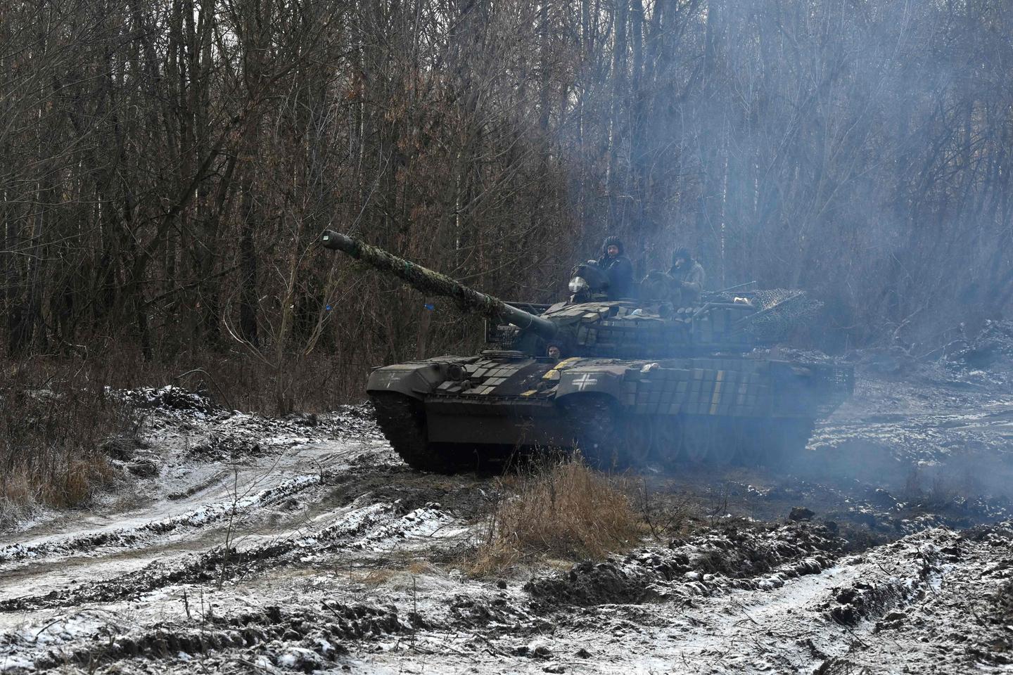 Ukraine offers one-year army contract for 18-24-year-olds