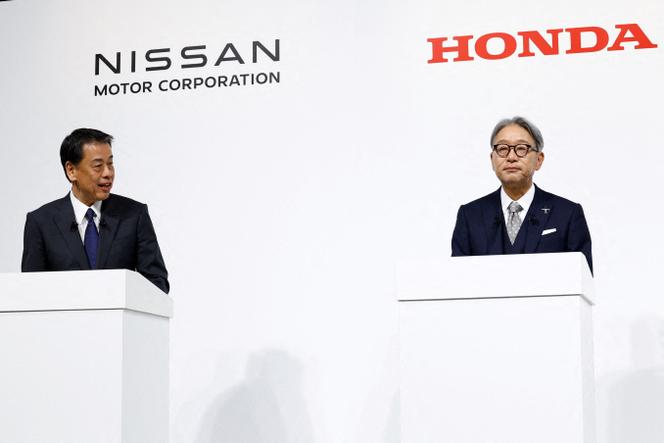 Le PDG de Nissan, Makoto Uchida, et celui de Honda, Toshihiro Mibe, lors d’une conférence de presse, à Tokyo, le 23 décembre 2024.