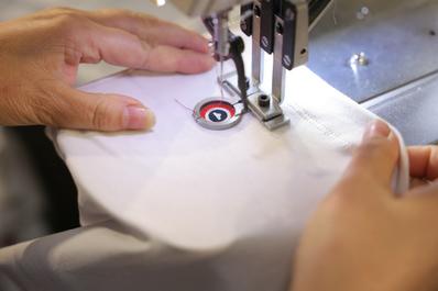 Une employée coud le logo du Slip français à l’usine Bonne Nouvelle à Aubervilliers (Seine-Saint-Denis), le 12 février 2025.