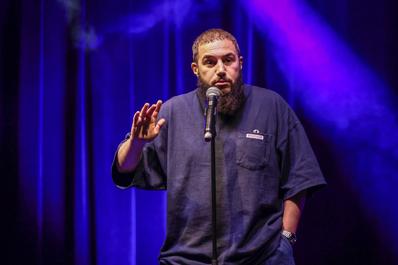 Merwane Benlazar, sur la scène du festival Paris Paradis, à la Villette, en 2023.
