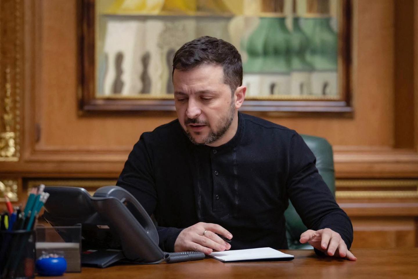 A weakened Zelensky acknowledges opening of peace negotiations
