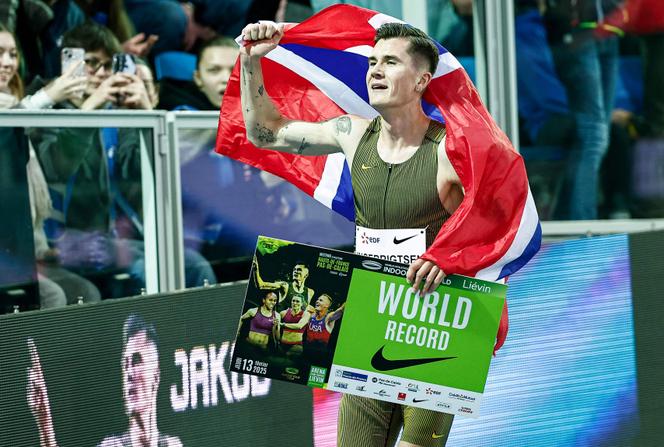 Jakob Ingebrigtsen effectue un tour d’honneur, jeudi 13 février lors du meeting en salle de Liévin. 