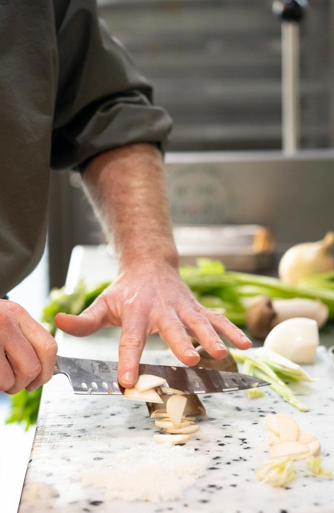 Le couteau de chef permet aussi bien de trancher finement des aliments solides que beaucoup plus mous, comme des champignons par exemple.