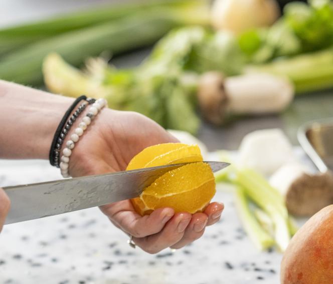 Amel, pâtissière dans une restaurant bistronomique, est amenée à tailler des fruits, comme des suprêmes d’orange. Une tâche qui demande une lame très tranchante pour un résultat précis.