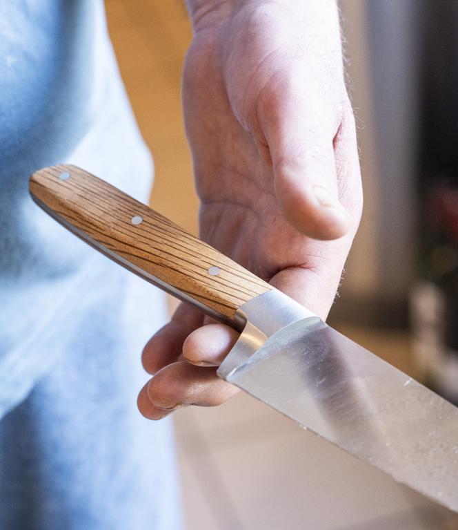 Le point d’équilibre d’un couteau s’apprécie au niveau de sa mitre. 