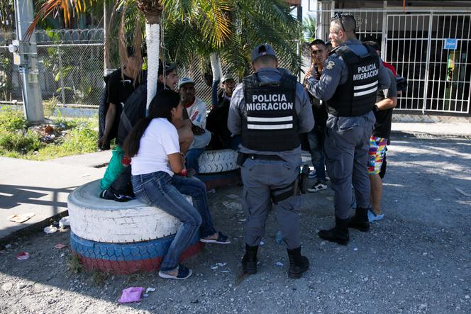 Des policiers de l’immigration costaricains avec des migrants vénézuéliens, à la frontière entre le Costa Rica et le Panama, le 12 février 2025.