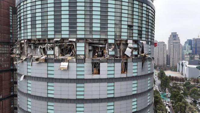 Capture d’écran d’une vidéo aérienne montrant les dégâts sur le centre commercial, après une explosion au 12ᵉ étage, à Taichung, le 13 février 2025.