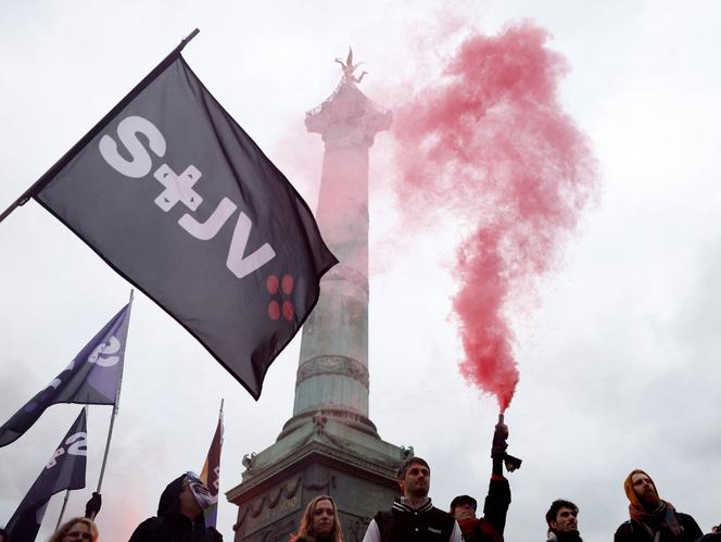 Des membres du Syndicat des travailleurs et travailleuses du jeu vidéo, place de la Bastille, à Paris, le 13 février 2025.