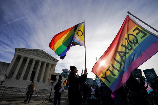 Des manifestants LGBT+ rassemblés devant la Cour suprême des Etats-Unis, à Washington, le 5 décembre 2022.