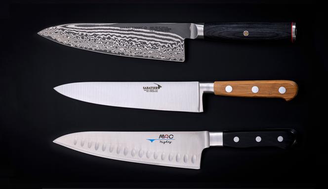 Nos 3 gagnant : de haut en bas, un couteau allemand à la facture japonaise (Miyabi 5000FCD gyoto 20 cm), un couteau français (Sabatier-Deg® Olivier 20 cm) et un couteau japonais inspiré d’un modèle allemand ( MAC Mighty MTH-80 ). Trois écoles qui ont chacune leurs atouts.