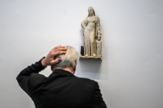 Une statue en marbre d’Aphrodite (période hellénistique ou romaine) découverte à Blakhiya, dans la bande de Gaza, exposée au Musée d’art et d’histoire de Genève (Suisse), le 3 octobre 2024.