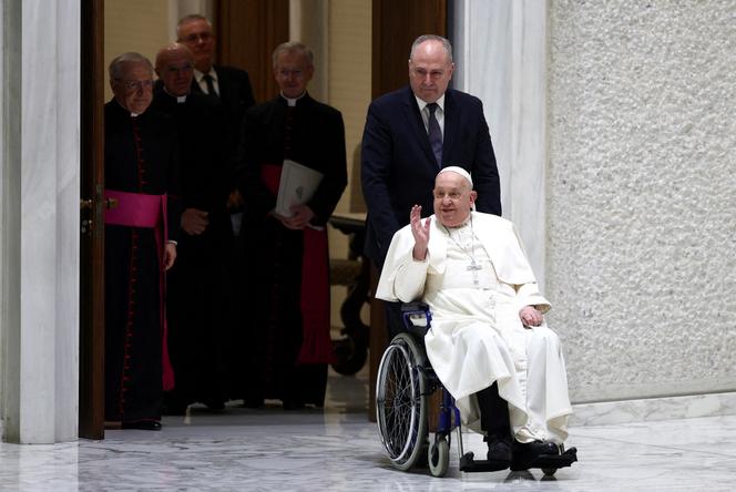 Le pape François arrive pour l’audience générale hebdomadaire, dans la salle d’audience Paul VI au Vatican, le 12 février 2025. 