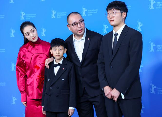 Le réalisateur Huo Meng (au centre) entouré de l’actrice Zhang Chuwen et du jeune acteur Wang Shang, pour le film « Living the Land », à la Berlinale, le 14 février 2025.