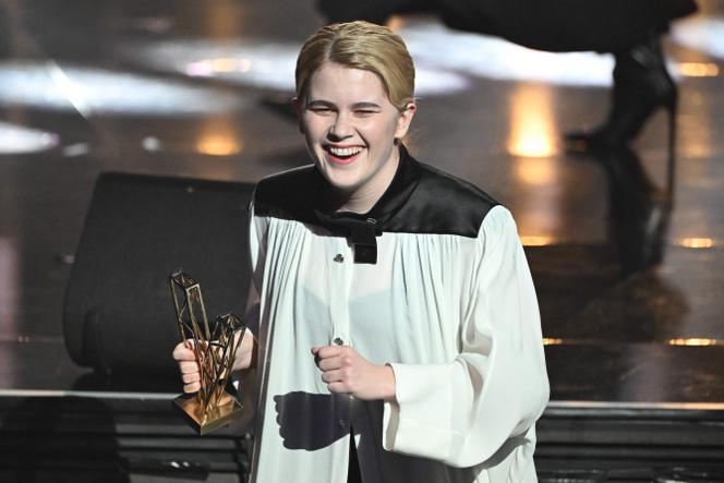 Zaho de Sagazan reçoit le prix de la meilleure artiste féminine, lors des 40ᵉ Victoires de la Musique, à Boulogne-Billancourt (Hauts-de-Seine), le 14 février 2025.