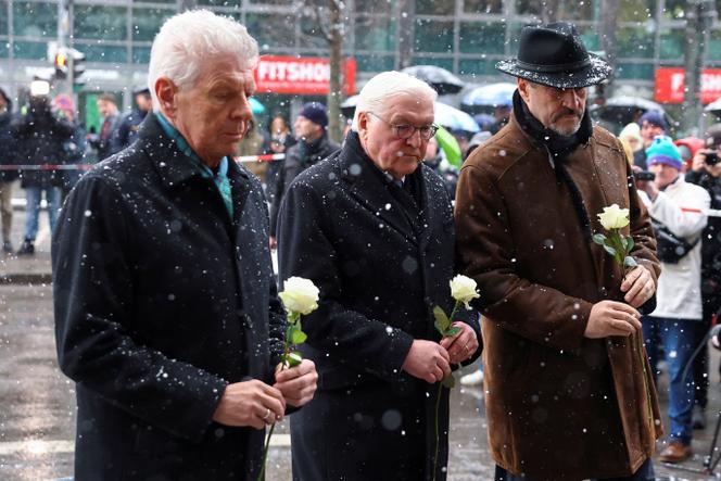 Le maire de Munich, Dieter Reiter, le président allemand, Frank Walter Steinmeier, et le premier ministre bavarois, Markus Söder, se recueillent sur le lieu de l’attentat à la voiture-bélier, à Munich, en Allemagne, vendredi 14 février 2025.