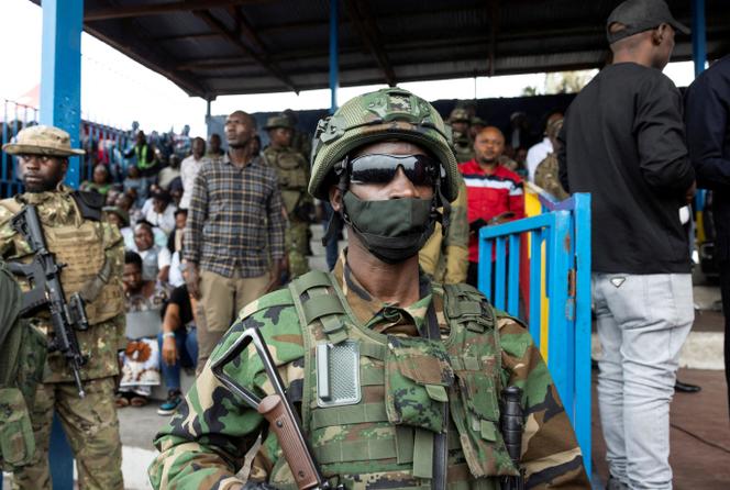 Des rebelles du M23 montent la garde après la prise de la ville de Goma, République démocratique du Congo, le 6 février 2025.