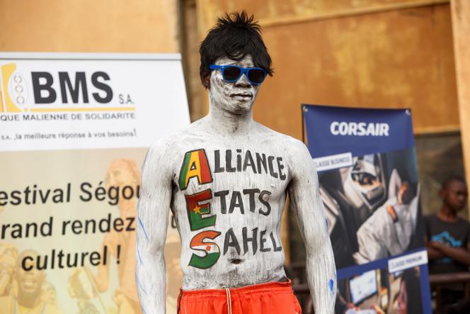 Un homme s’est peint le corps aux couleurs de l’Alliance des Etats du Sahel, au Festival sur le Niger de Ségou, au Mali, le 6 février 2025.