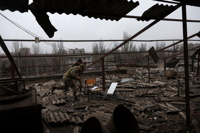 Des soldats ukrainiens récupèrent du matériel de connexion satellite Starlink sur le toit d’une université endommagée, à Kramatorsk, en Ukraine, le 13 décembre 2022.