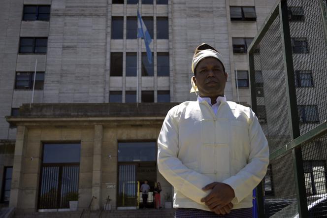 Le président de l’Organisation des Rohingya birmans du Royaume-Uni (BROUK), Tun Khin, devant un tribunal fédéral à Buenos Aires, le 16 décembre 2021.