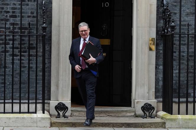 Keir Starmer, le premier ministre britannique, quitte le 10 Downing Street à Londres, le 12 février 2025.