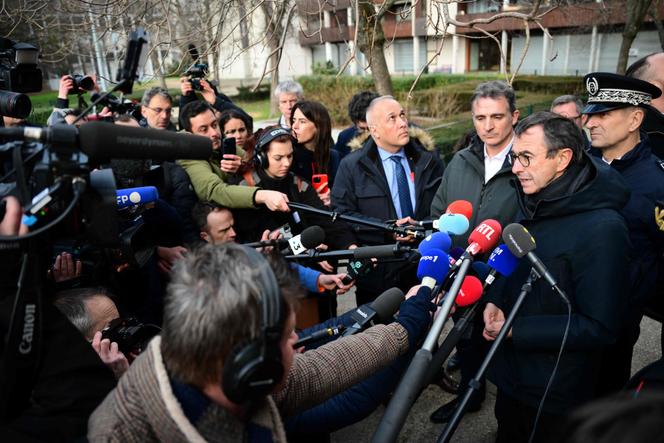Le ministre de l’intérieur, Bruno Retailleau (à droite) et le maire de Grenoble, Eric Piolle (au centre), à Grenoble, le 14 février 2025.