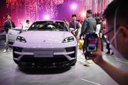 Une Porsche Macan Turbo électrique, au Salon de l’automobile de Pékin, le 3 mai 2024.