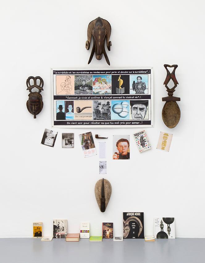« Le surréaliste et les surréalistes au rendez-vous pour parler et discuter sur le surréalisme » (2025), constellation de 25 éléments de Georges Adéagbo, à la galerie Kammel Mennour, à Paris.