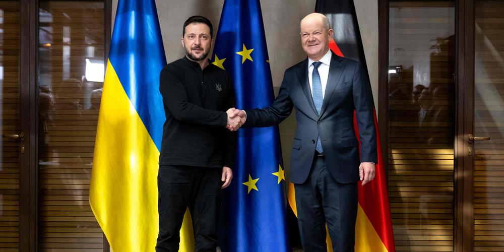 Olaf Scholz et Volodymyr Zelensky, à Munich, le 15 février 2025. - SVEN HOPPE / AFP