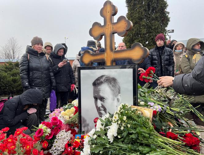Des personnes se rassemblent autour de la tombe d’Alexeï Navalny à l’occasion du premier anniversaire de sa mort, au cimetière de Borissovo, à Moscou, le 16 février 2025.