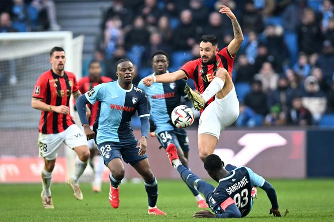 Gaëtan Laborde, attaquant de Nice (bras levé), lors de la réunion de Ligue 1 contre Le Havre, le 16 février 2025.