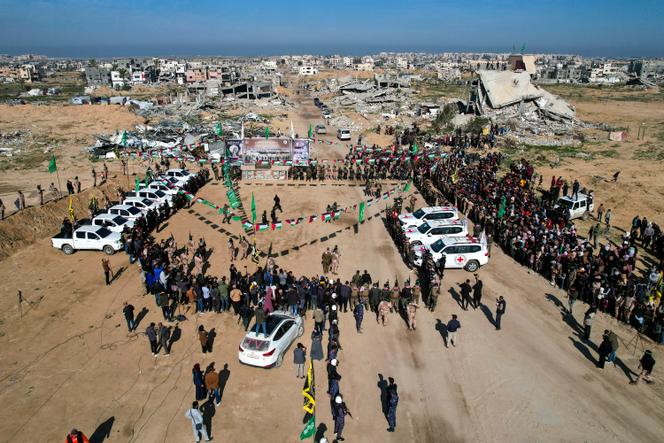 Des véhicules de la Croix-Rouge attendent l’arrivée des otages Yaïr Horn, Sagui Dekel-Chen et Sacha Trupanov, avant leur remise par le Hamas et le Jihad islamique au CICR. A Khan Younès, dans le sud de la bande de Gaza, le 15 février 2025.